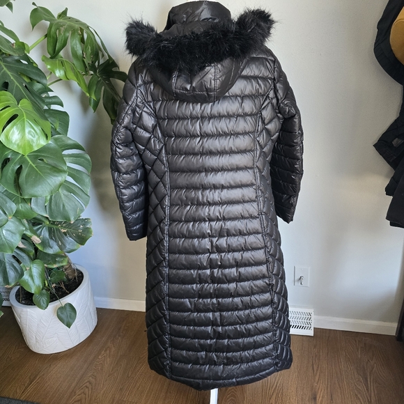 Floor Length Elegant Black Puffer Coat with Fur Trim - Picture 2 of 6